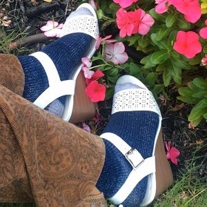 SOLD🌺Anna Klein’s White Strapped Sandals 👡🌺